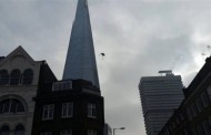 Απίστευτη πτώση με αλεξίπτωτο από το ψηλότερο κτίριο του Λονδίνου