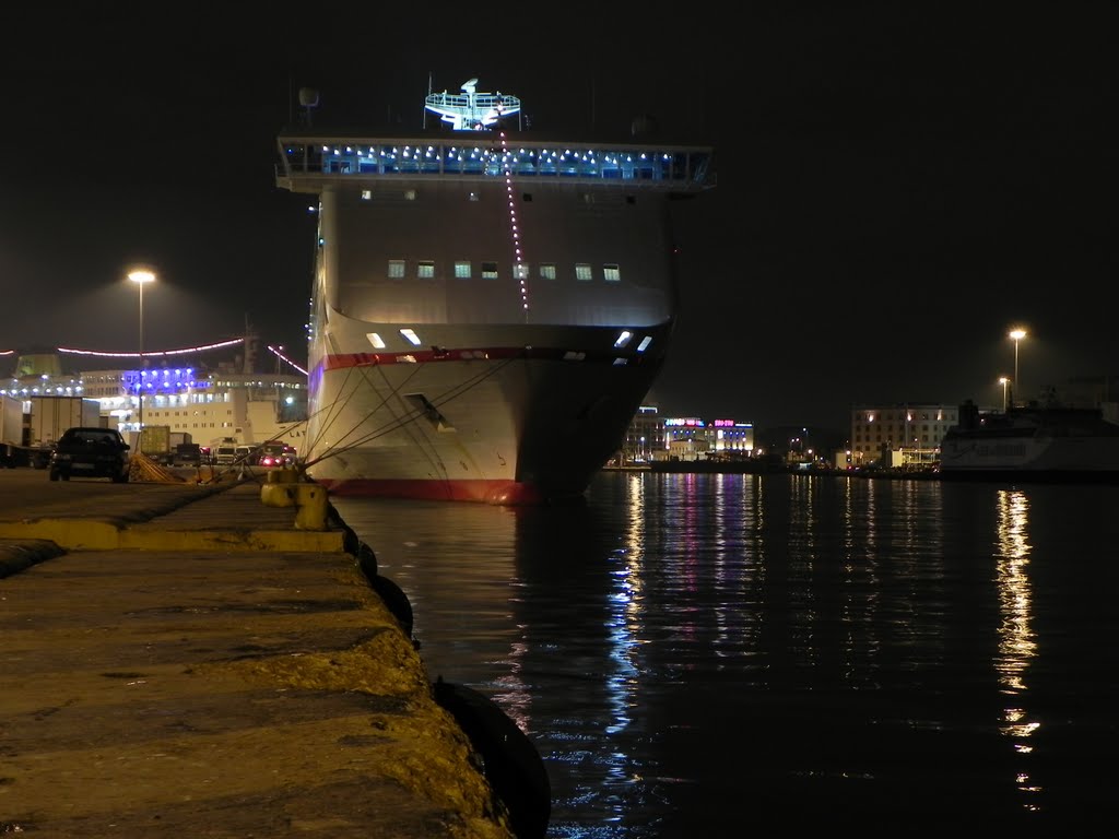 Συναγερμός στο λιμάνι του Πειραιά - Αιματηρές Συμπλοκές