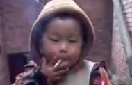 (Βίντεο) 3χρονος καπνίζει και ο μπαμπάς του είναι περήφανος