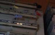 Κρέμασε στο Μπαλκόνι του Τούρκικη Σημαία Παραμονή της 25ης Μαρτίου