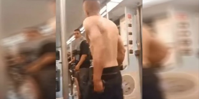 Ημίγυμνος Τραμπούκος μπήκε στο Μετρό για να κάνει Φασαρία (Βίντεο)