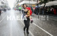 Μία μάνα έκανε παρέλαση κρατώντας το παιδί της αγκαλιά!