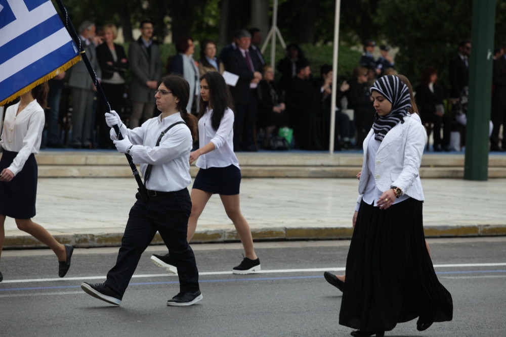Μαθήτρια με μαντήλα παρέλασε στο Σύνταγμα