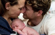 Συντετριμμένοι Αποχαιρετούν το μόλις 7 ημερών Ετοιμοθάνατο Μωρό τους