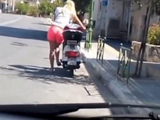 Κοπέλα προσπαθεί να βάλει μπρος το μηχανάκι πατώντας το σταντ (Βίντεο)