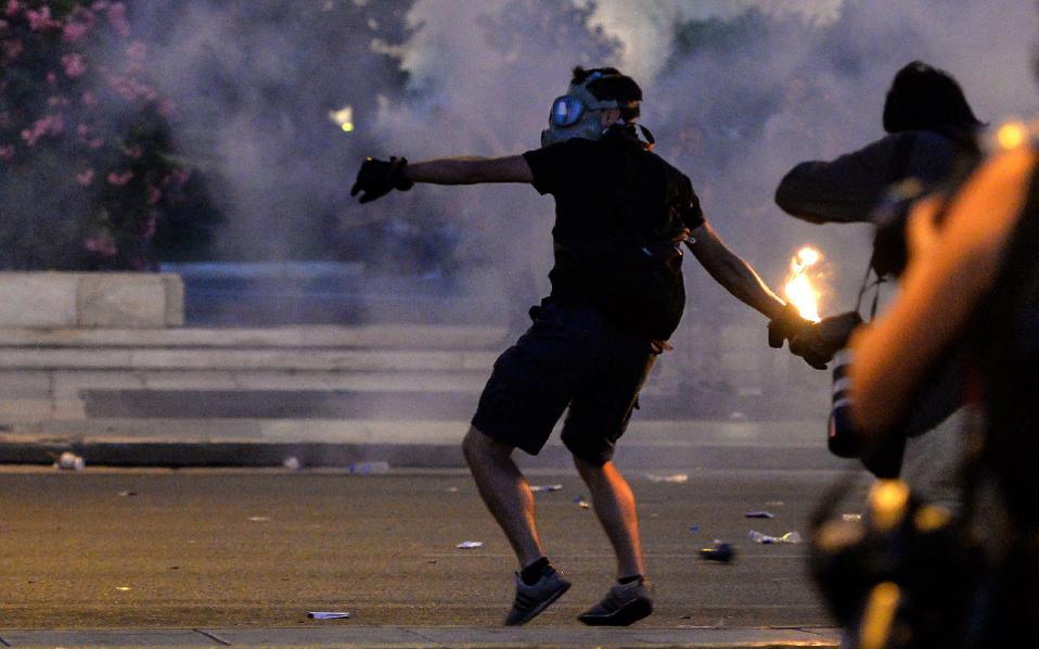 Αθήνα: Τρεις επιθέσεις με μολότοφ εχθές τη νύχτα