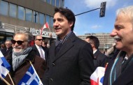 Ο πρωθυπουργός του Καναδά αγκαλιά με την ελληνική σημαία!