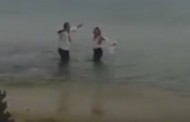 Μύκονος: Η τρέλα ξαναχτυπά-Με τα ρούχα μέσα στη θάλασσα (βίντεο)
