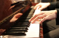 Η ιστορία του Σύρου πιανίστα που αγγίζει με τη μουσική του τις καρδιές των Γερμανών