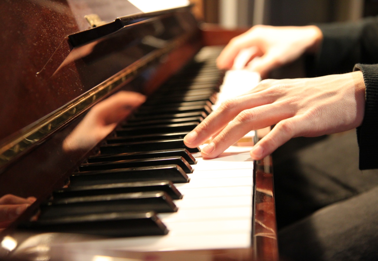 Η ιστορία του Σύρου πιανίστα που αγγίζει με τη μουσική του τις καρδιές των Γερμανών