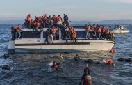 Καρέ καρέ οι τραγικές στιγμές ανατροπής σκάφους με 550 μετανάστες στη Μεσόγειο (βίντεο)