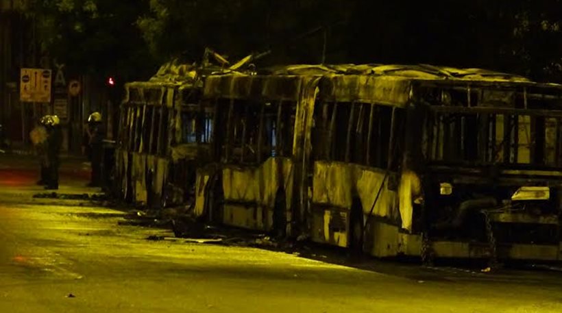 Σοβαρά επεισόδια στην Αθήνα-Αντιεξουσιαστές πυρπόλησαν λεωφορείο και τρόλεϊ στην Πατησίων