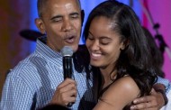 Ο Μπαράκ Ομπάμα τραγουδά το «happy birthday» στην κόρη του στο Λευκό Οίκο
