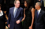Τζορτζ Μπους: εμφανίστηκε στο μνημόσυνο για τα θύματα του Ντάλας και άρχισε να χορεύει