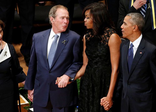 Τζορτζ Μπους: εμφανίστηκε στο μνημόσυνο για τα θύματα του Ντάλας και άρχισε να χορεύει