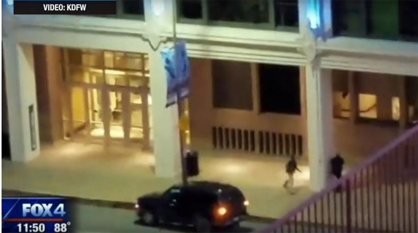Βίντεο -σοκ από το Ντάλας: Η στιγμή που ένοπλος σκοτώνει πισώπλατα αστυνομικό!