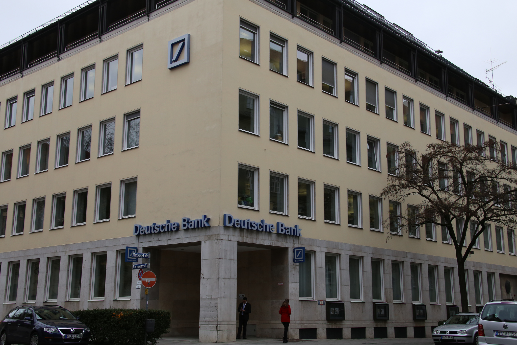 Γερμανία: Η Deutsche Bank κλείνει 200 υποκαταστήματα-