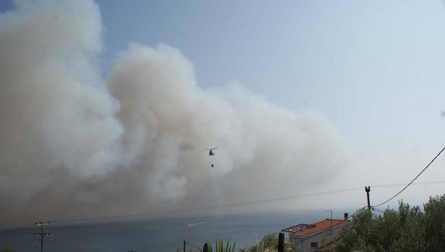 Εύβοια: Δραματικές στιγμές στη Λίμνη- Μία ανάσα από τα σπίτια η μεγάλη πυρκαγιά