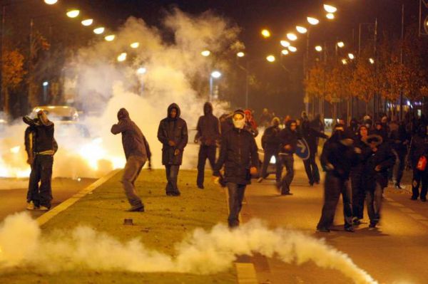 Έξαρση βίας στο Παρίσι-Μολότοφ και φωτιές 