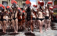 Βίντεο: «Αιματηρή» διαμαρτυρία από ημίγυμνες γυναίκες για τις ταυροδρομίες στην Παμπλόνα