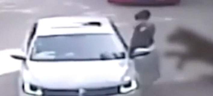 Βίντεο σοκ: Τίγρεις αρπάζουν γυναίκα που βγαίνει από αυτοκίνητο και την κατασπαράζουν