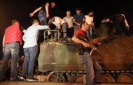 Βίντεο με σκληρές εικόνες: Τανκ περνάει πάνω από ανθρώπους στην Τουρκία