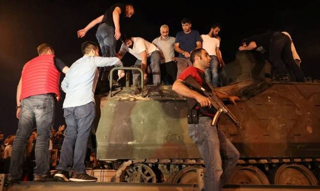 Βίντεο με σκληρές εικόνες: Τανκ περνάει πάνω από ανθρώπους στην Τουρκία