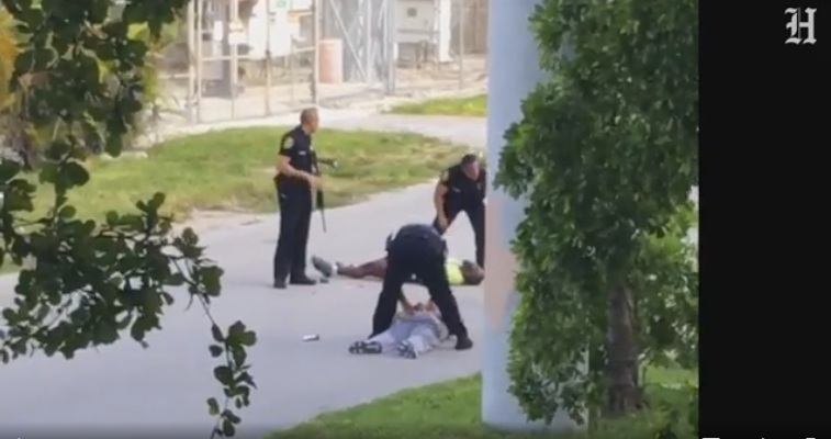 Βίντεο σοκ: Αστυνομικοί στις ΗΠΑ πυροβολούν Αφροαμερικανό που προσπαθούσε να βοηθήσει τον ασθενή του