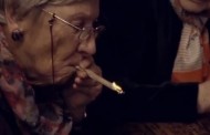 Γιαγιάδες δοκιμάζουν μαριχουάνα on camera για λογαριασμό νέου βρετανικού reality