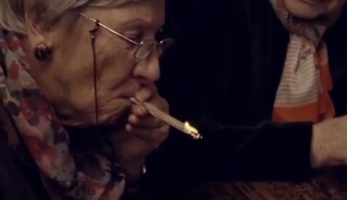 Γιαγιάδες δοκιμάζουν μαριχουάνα on camera για λογαριασμό νέου βρετανικού reality