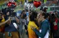Ρίο: Αθλήτρια του ράγκμπι δέχεται πρόταση γάμου από την αγαπημένη της μετά την απονομή μεταλλίων