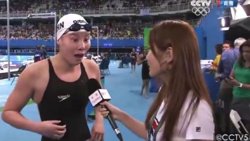 Κινέζα κολυμβήτρια δεν είχε καταλάβει πως κέρδισε μετάλλιο και παθαίνει σοκ όταν της το λέει η δημοσιογράφος
