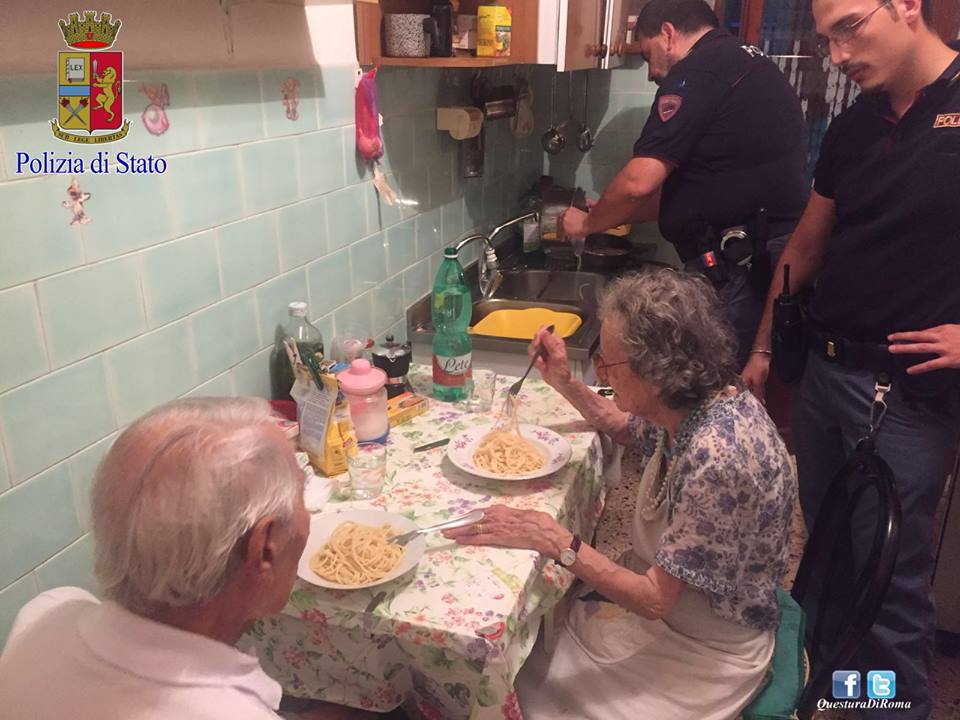 Ιταλοί αστυνομικοί μαγείρεψαν για ζευγάρι ηλικιωμένων που «μαράζωναν» από μοναξιά