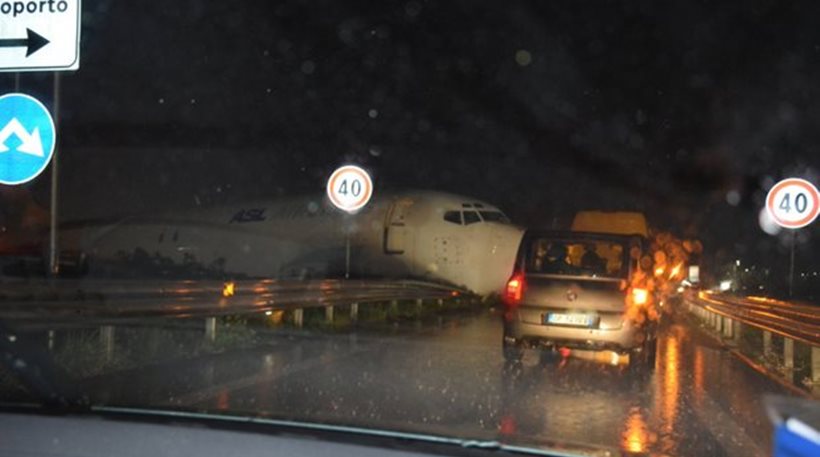 Ιταλία: Αεροπλάνο προσγειώθηκε στο δρόμο