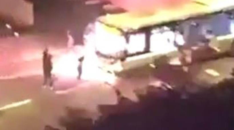 Παρίσι: Μουσουλμάνοι μετανάστες πυρπόλησαν λεωφορείο - Φώναζαν «Allahu Akbar»
