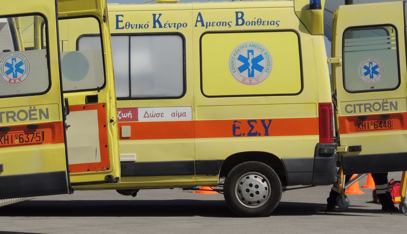 Αθήνα: Τραγωδία σε στάση λεωφορείου- Οδηγός Ι.Χ. αυτοκινήτου σκότωσε μία κοπέλα και τραυμάτισε άλλες δύο