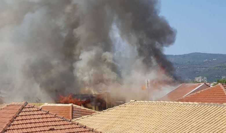 Υπό έλεγχο πλέον η μεγάλη φωτιά στην παλιά πόλη της Λευκάδας