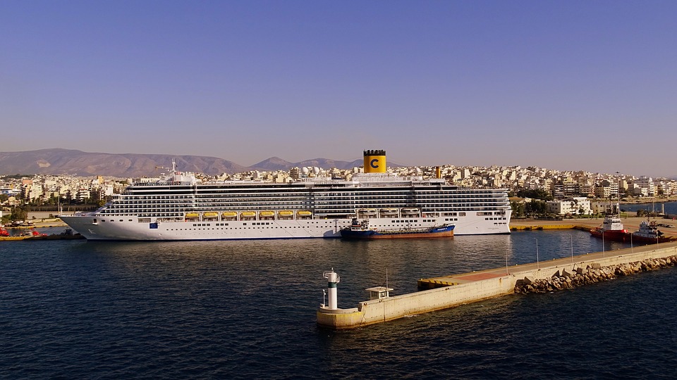Ελλάδα: Δεμένα τα πλοία στα λιμάνια λόγω ισχυρών ανέμων-Χάος στον Πειραιά