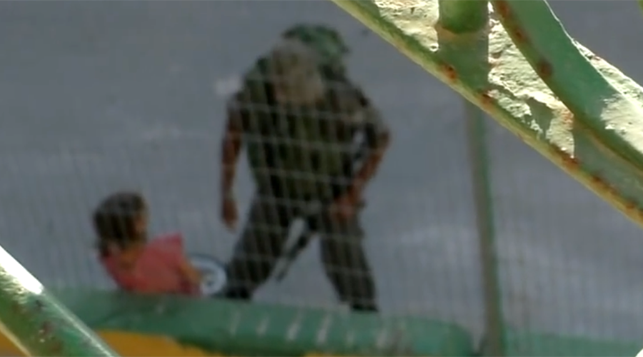 Βίντεο: Ισραηλινός συνοριοφύλακας ασκεί Bullying σε 8χρονη Παλαιστίνια