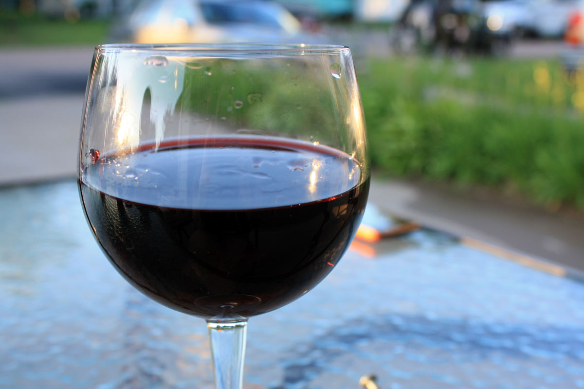 Έρευνα: Ένα ποτήρι αλκοόλ την ημέρα αυξάνει τον κίνδυνο για κολπική μαρμαρυγή
