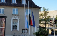 NRW: Γιατί κυματίζουν μεσίστιες οι σημαίες σε διαφορα κτίρια σήμερα