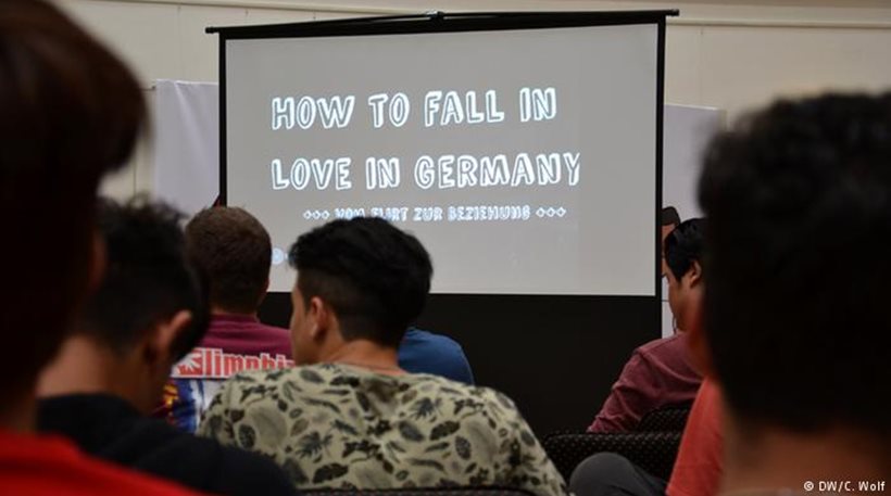 Οι Γερμανοί μαθαίνουν στους πρόσφυγες πως να... φλερτάρουν