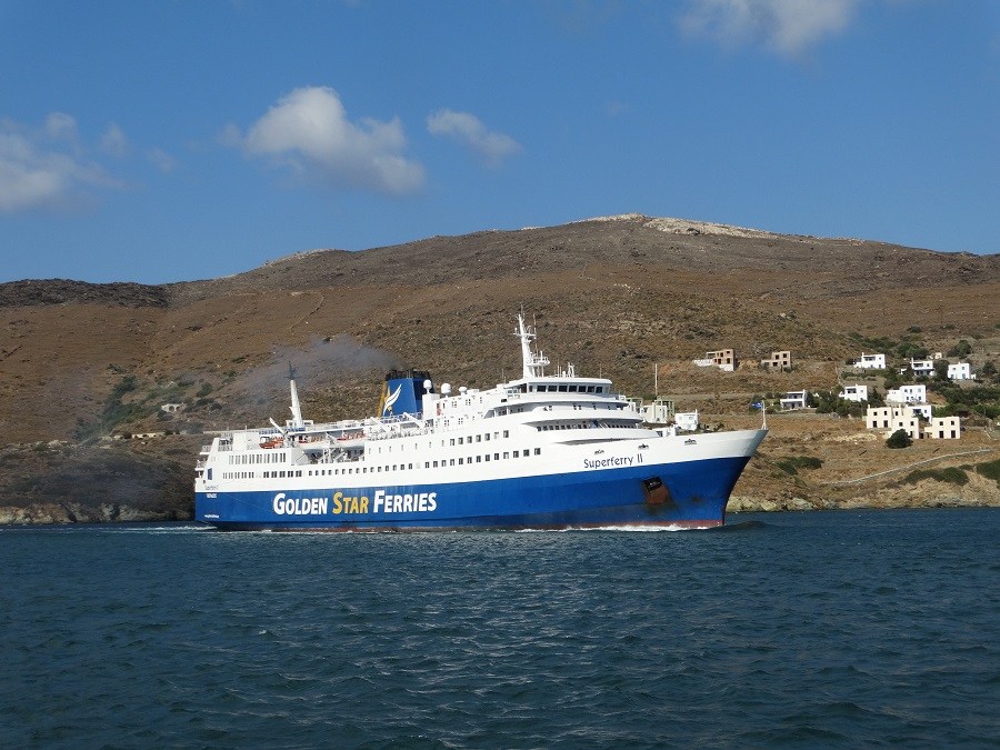 Πρόσκρουση Super Ferry II με 80 επιβαίνοντες στο λιμάνι της Άνδρου