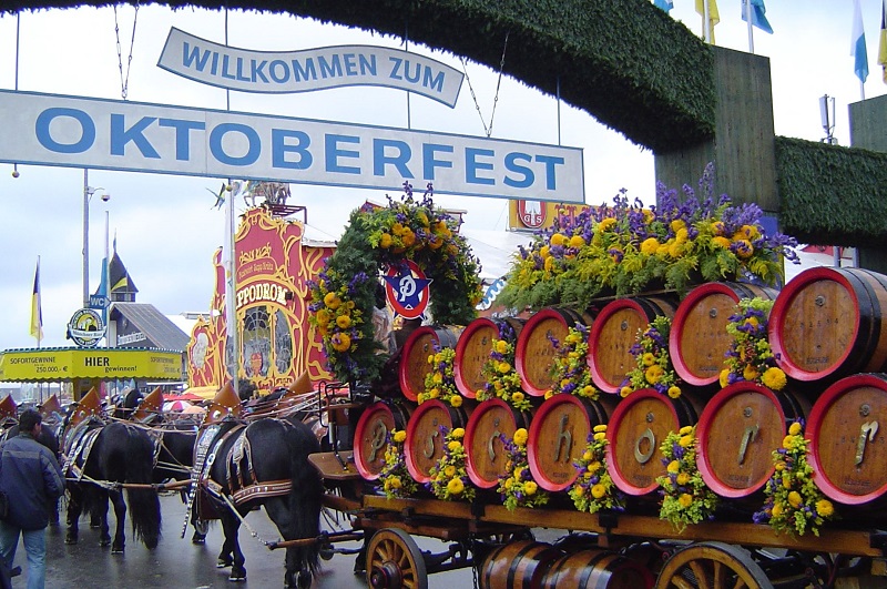 Μόναχο: Διασημότητες στο βροχερό Oktoberfest