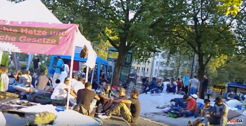Μόναχο: Διαδηλώσεις στην πύλη του Σέντλιγκ λόγω κατασκήνωσης των Προσφύγων