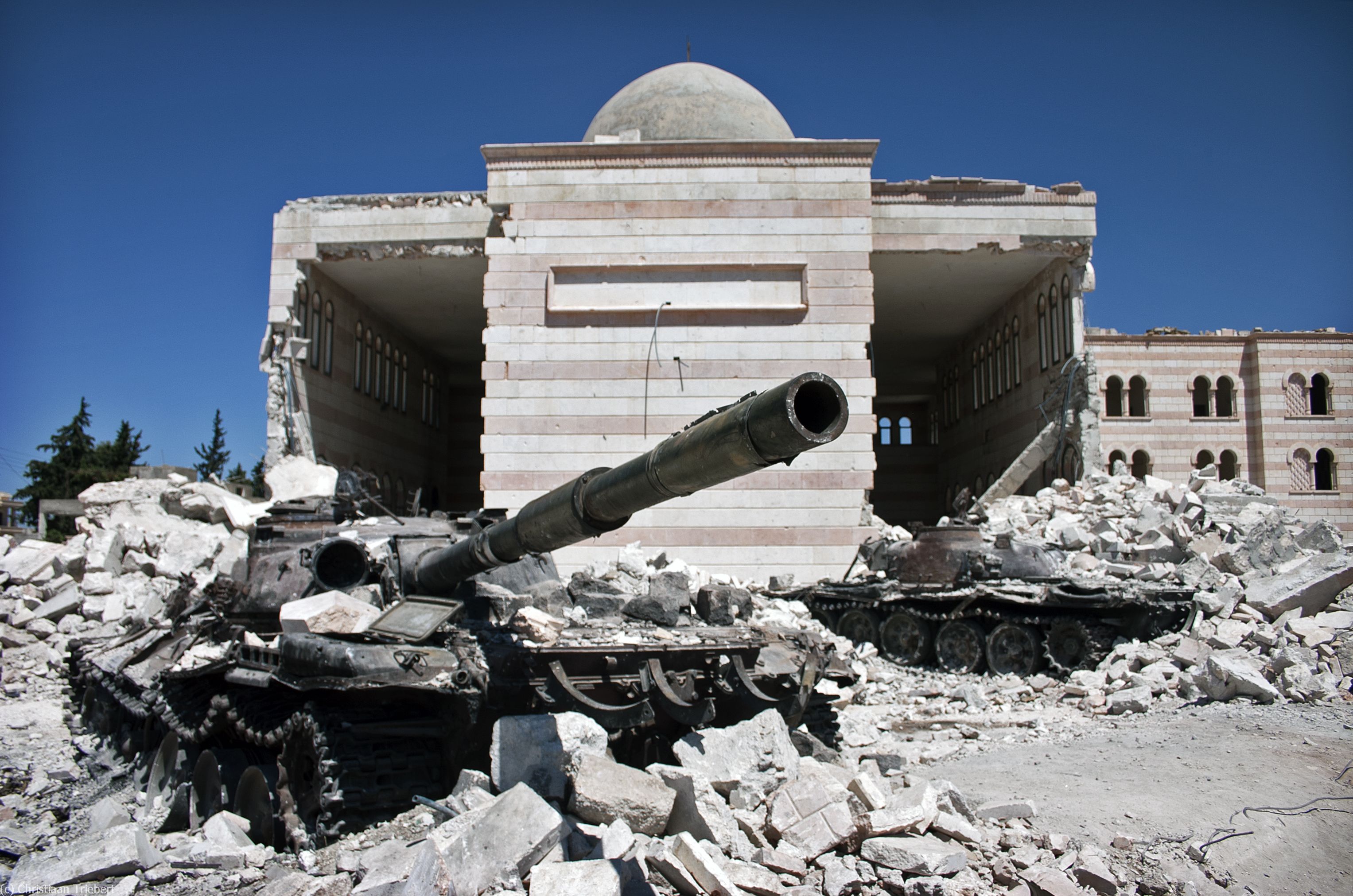 Η Μέρκελ συνεχίζει να εκβιάζει Ρωσία και ΟΗΕ για τους βομβαρδισμούς στο Χαλέπι