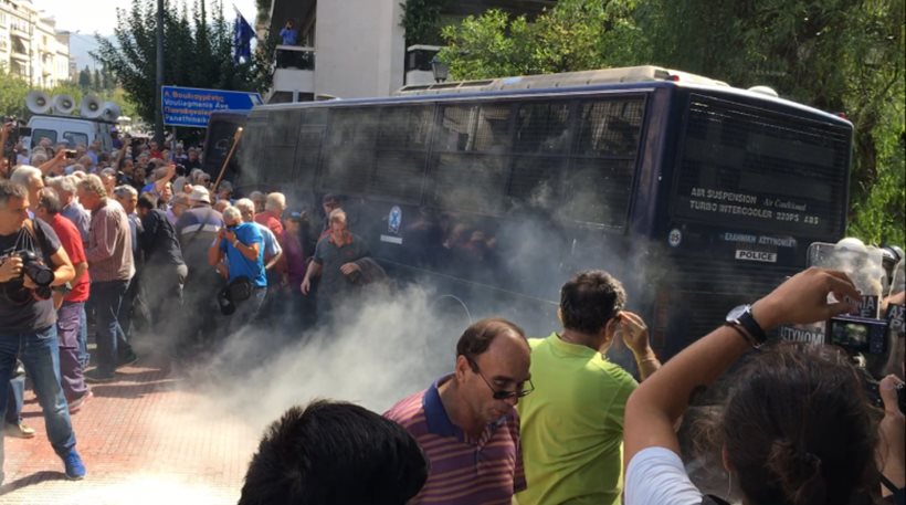 Ελλάδα: Με δακρυγόνα αντιμετώπισαν οι αστυνομικοί τους συνταξιούχους