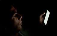 Τρομακτική εξάρτηση: Οι νέοι ξυπνούν τις νύχτες για να τσεκάρουν το κινητό τους