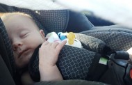 Offenbach: Πώς ένας αστυνομικός κατάφερε να απεγκλωβίσει μωρό από το αυτοκίνητο