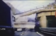 Απίστευτο βίντεο με τη στιγμή της κατάρρευσης μιας γέφυρας στην Ιταλία
